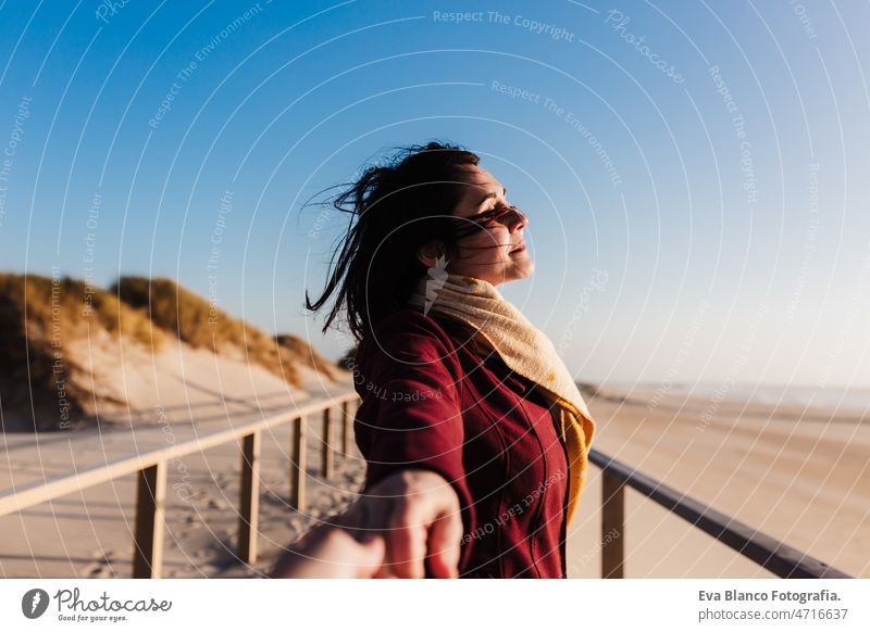 Junge Frau mit geschlossenen Augen entspannt am Strand bei Sonnenuntergang. Urlaub und Entspannung Konzept sich[Akk] entspannen Kaukasier Feiertage Rollfeld