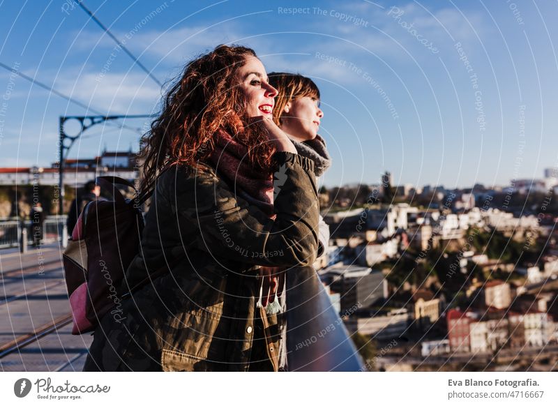 zwei glückliche Freunde Porto Brücke Sightseeing bei Sonnenuntergang. Reisen, Freundschaft und Lifestyle Frauen Großstadt urban 30s reisen Zusammensein