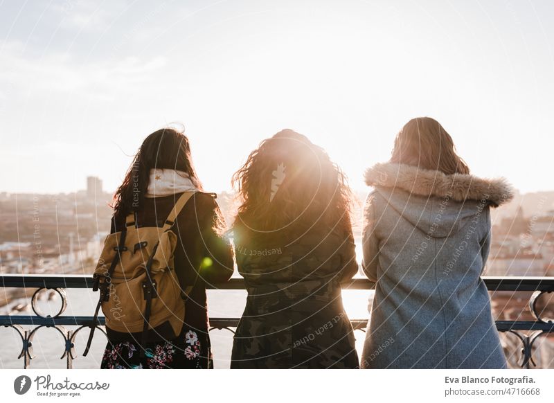 Drei glückliche Freunde bei der Besichtigung der Brücke von Porto bei Sonnenuntergang. Reisen, Freundschaft und Lifestyle Frauen Großstadt urban 30s reisen