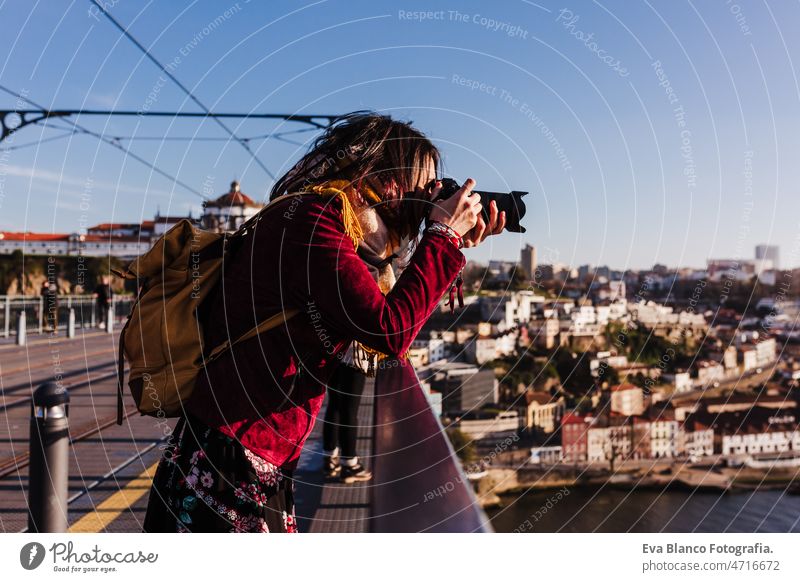 Frau in Porto Brücke, die Bilder mit Kamera bei Sonnenuntergang. Tourismus in der Stadt Europa. Reisen reisen Tourist genießen 30s sich[Akk] entspannen