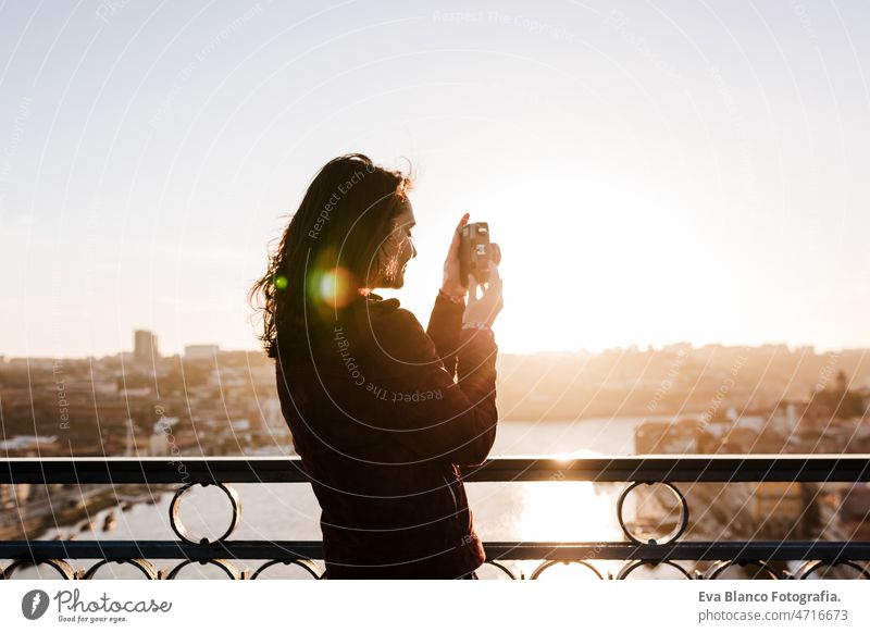 Frau in Porto Brücke, die Bilder mit Kamera bei Sonnenuntergang. Tourismus in der Stadt Europa. Reisen reisen Tourist genießen 30s sich[Akk] entspannen