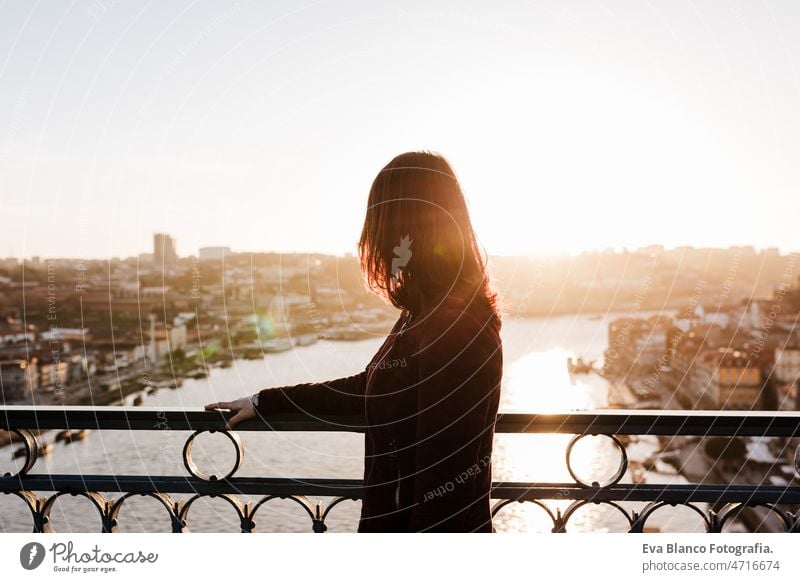 Rückenansicht von entspannten Frau in Porto Brücke bei Sonnenuntergang. Tourismus in der Stadt Europa. Reisen und Lebensstil reisen Tourist genießen 30s