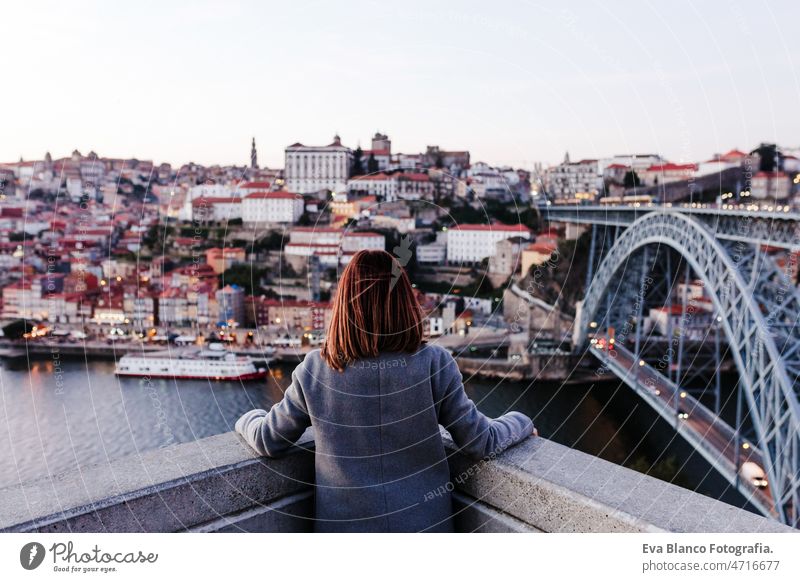 Rückenansicht von entspannten Frau in Porto Brücke bei Sonnenuntergang. Tourismus in der Stadt Europa. Reisen und Lebensstil reisen Tourist genießen 30s