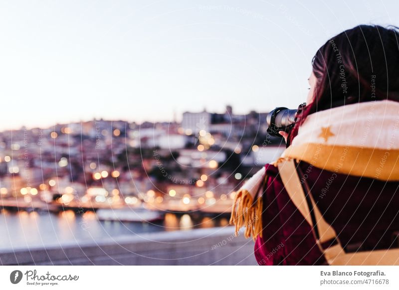 Frau in Porto Brücke, die Bilder mit Kamera bei Sonnenuntergang. Tourismus in der Stadt Europa. Reisen reisen Tourist genießen 30s sich[Akk] entspannen