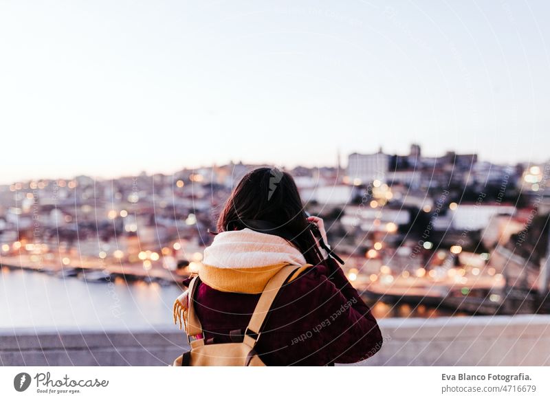 Frau in Porto Brücke, die Bilder mit Kamera bei Sonnenuntergang. Tourismus in der Stadt Europa. Reisen reisen Tourist genießen 30s sich[Akk] entspannen