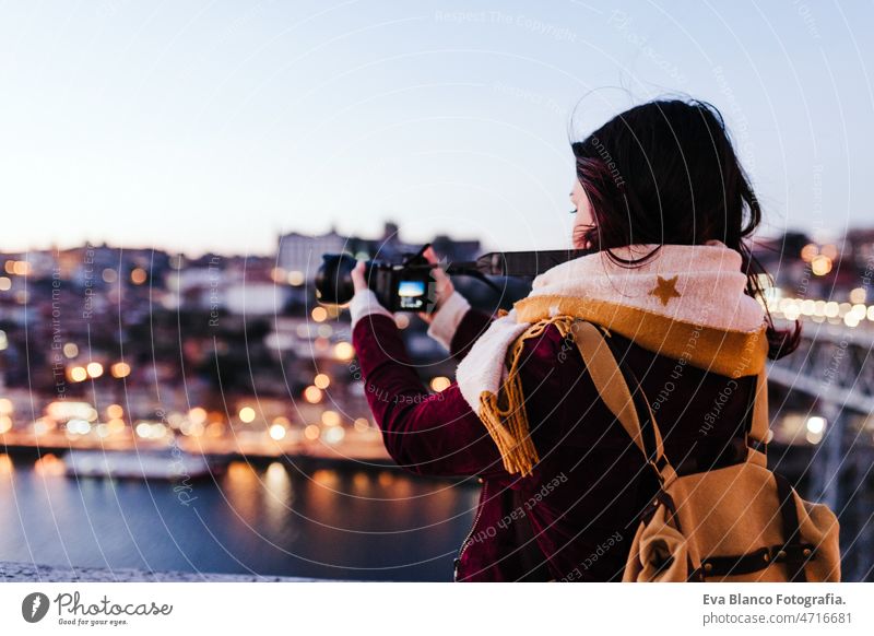 Frau in Porto Brücke, die Bilder mit Kamera bei Sonnenuntergang. Tourismus in der Stadt Europa. Reisen reisen Tourist genießen 30s sich[Akk] entspannen