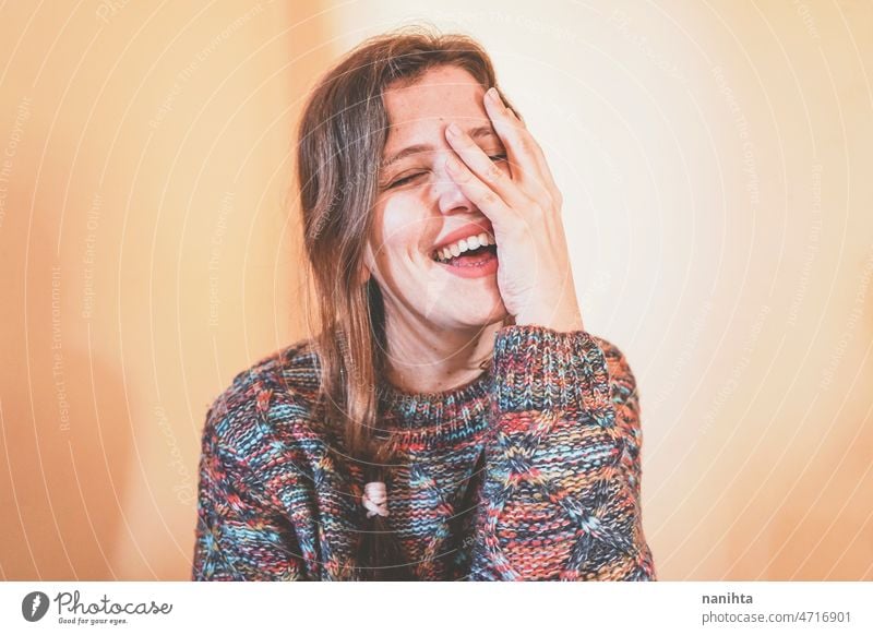 Emotionales Porträt einer echten Frau, die lacht Lachen Glück Fröhlichkeit Freude genießen wirklich natürlich Blick Selbstvertrauen echte Frau wahr freudig