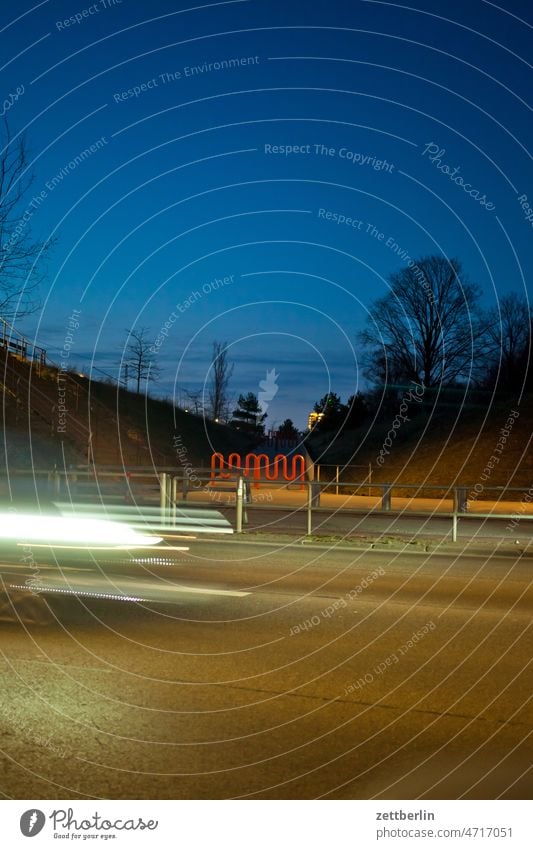 Eingang zum Park am Gleisdreieck Stadtleben abend asphalt berlin bewegung blinkern bunt deutschland dynamik dämmerung flimmern hauptstadt hauptstraße licht