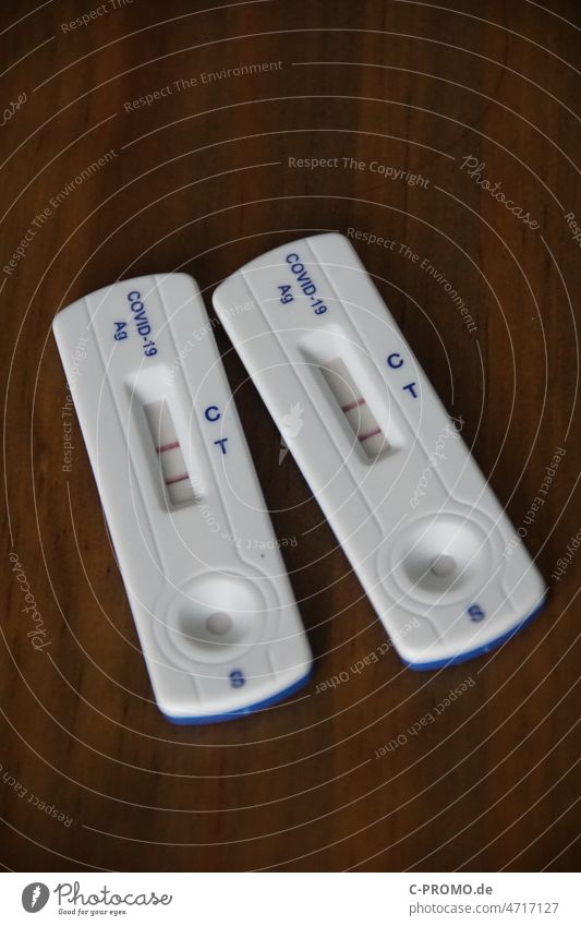 Corona Antigen schnelltest coronavirus Schnelltest Antigentest positiv Krankheit doppelt Sicherheit Tisch pandemie coronatest covid-19 SARS-CoV-2