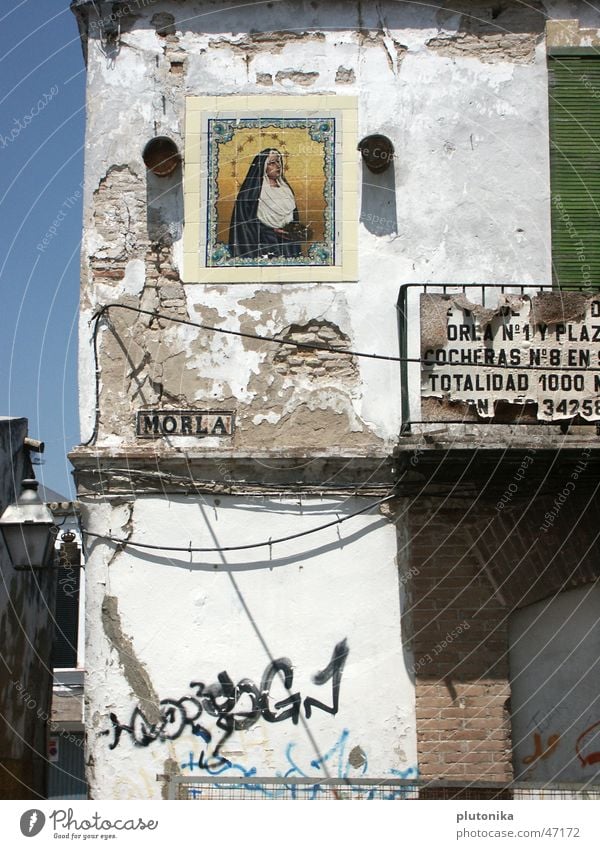 Ave Morla Spanien Jerez de la Frontera Europa Haus verfallen Ikonen weiß mediterran Süden Balkon Backstein Mauer Verfall Putz Maria grafitti Sonne gold