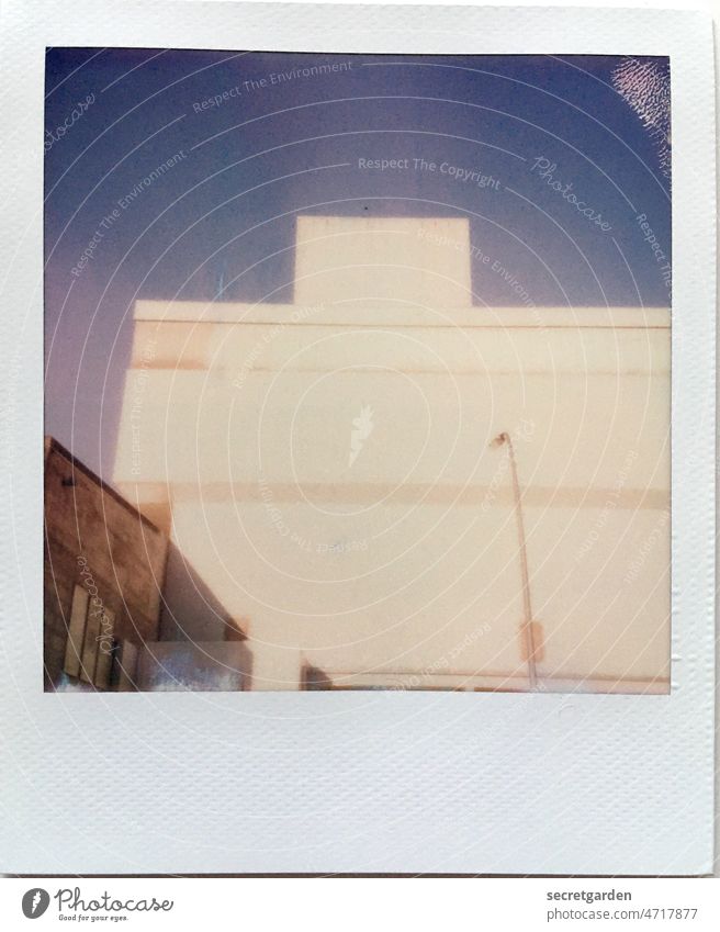 Industrieromantik Halle Himmel analog Polaroid hell Gebäude Architektur Tetris blau gelb weiß Fabrik Menschenleer Fassade Lagerhalle Außenaufnahme