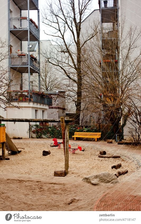 Spielplatz ohne Spieler spielplatz Schaukel Spielen Kindheit schaukeln sand sandkasten buddelkasten Außenaufnahme Sand Kinderspiel Freizeit & Hobby Spielzeug