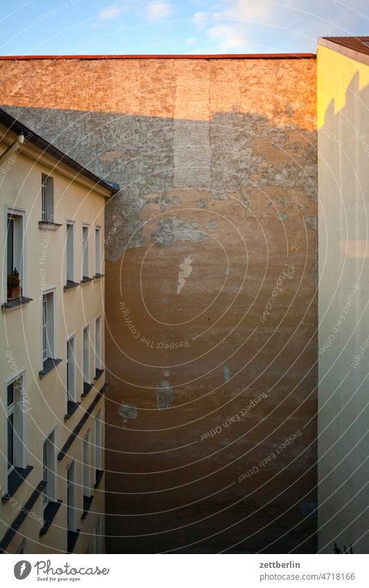 Hinterhof in Kreuzberg ohne Jalousie Stadtleben abend berlin deutschland dämmerung fassade fenster gebäude hauptstadt haus reise skyline stadtbezirk städtereise