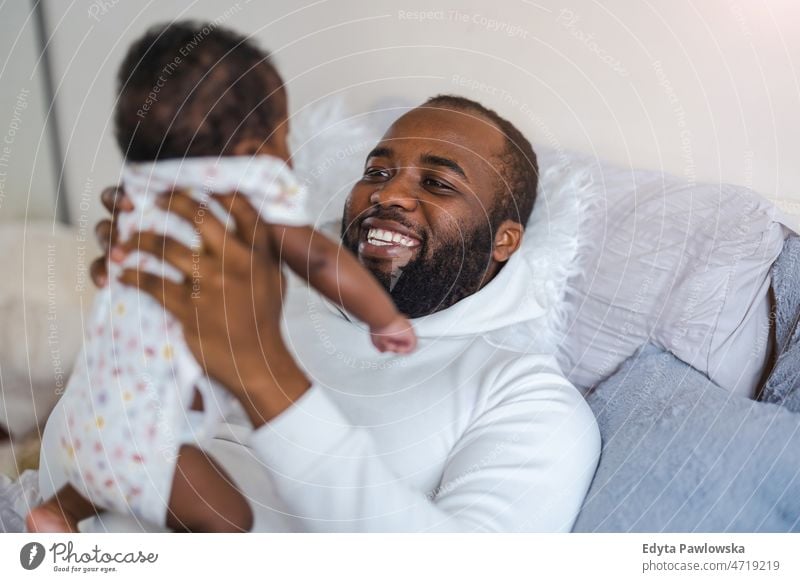 Vater spielt mit seinem kleinen Mädchen zu Hause Papa Kinder neugeboren Familie Vaterschaft echte Menschen im Innenbereich heimwärts flach Appartement genießen