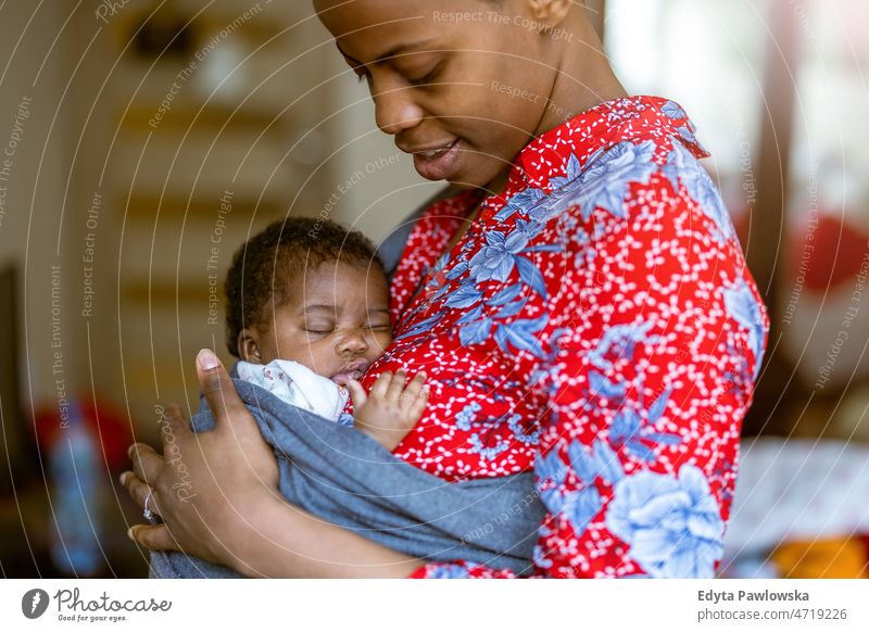 Mutter mit ihrem Baby zu Hause Mama Kinder neugeboren Familie Mutterschaft echte Menschen im Innenbereich heimwärts flach Appartement genießen Schönheit