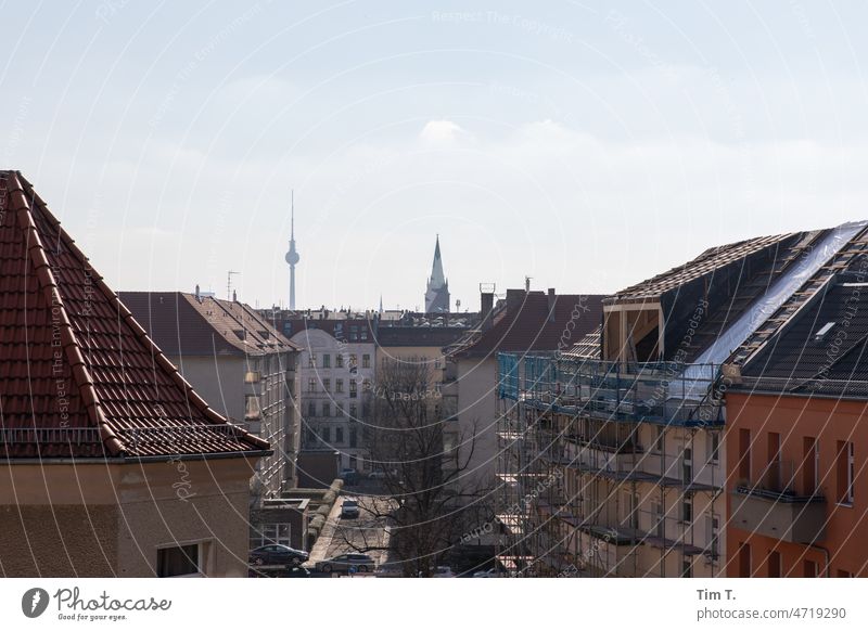 Blick von oben in eine Berliner Seitenstraße mit Fernsehturm Pankow Winter Baugerüst Dachausbau Hauptstadt Stadt Berliner Fernsehturm Außenaufnahme Stadtzentrum