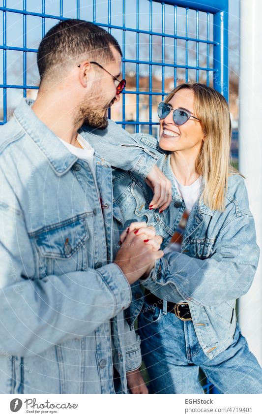 Freundin und Freund umklammert den Zaun suchen einander und berühren ihre Hände. Glückliches Paar. Frau Mann Liebe Zusammensein jung Partnerschaft romantisch