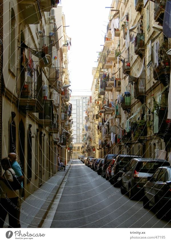 streets of barcelona Balkon Wäscheleine Durchblick Aussicht Spanien Barcelona Gasse Ferien & Urlaub & Reisen Süden Fenster Straße PKW Seil Mensch Tür