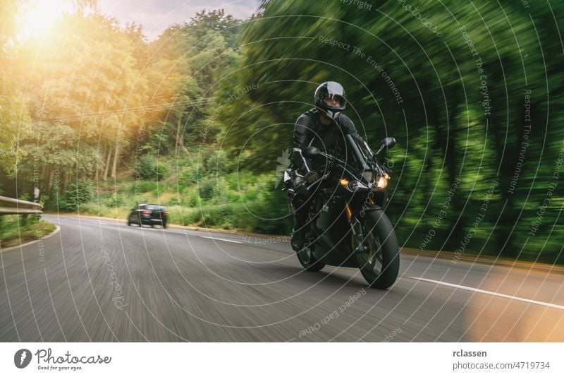 motorradfahren auf der straße in den bergen. fahren auf der leeren straße auf einer motorradtour. copyspace für ihren individuellen text. Motorrad Fahrrad Spaß