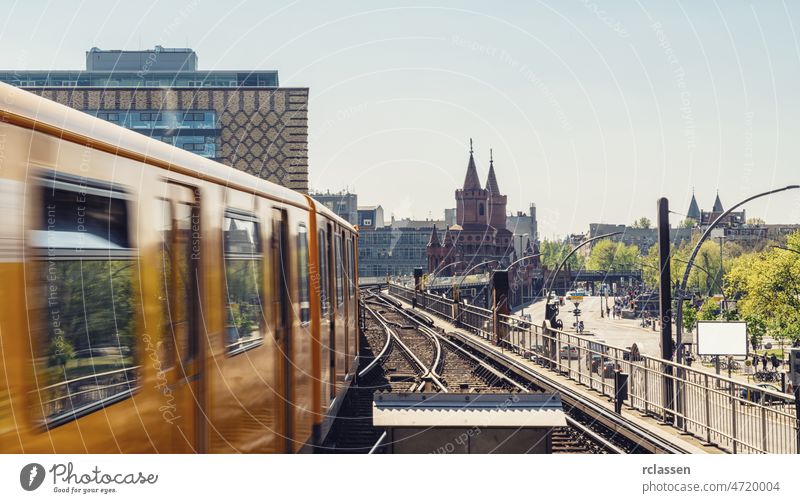 Berlin Alexanderplatz, Deutschland, Kreuzberg Oberbaumbrücke Skyline Großstadt Sommer Panorama Zug Wand Tourismus Straßenbahn Verkehr reisen urban Urlaub