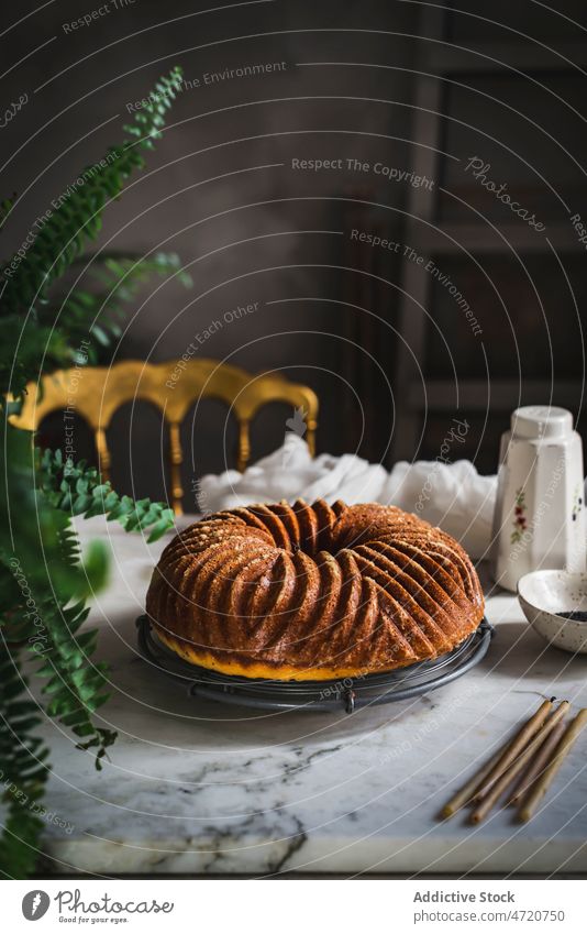 Appetitlicher süßer Gugelhupf auf dem Tisch im Zimmer Kuchen Küche Kerze Dessert Bund selbstgemacht lecker appetitlich Pasteten Gebäck heimwärts Lebensmittel