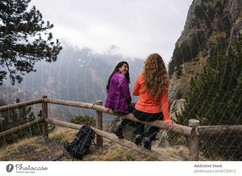 Frau am Zaun in bergigem Gebiet Frauen Freund Bonden Reisender Wanderer Berge u. Gebirge Hochland Natur Abenteuer Wanderung erkunden Aktivität Ausflug