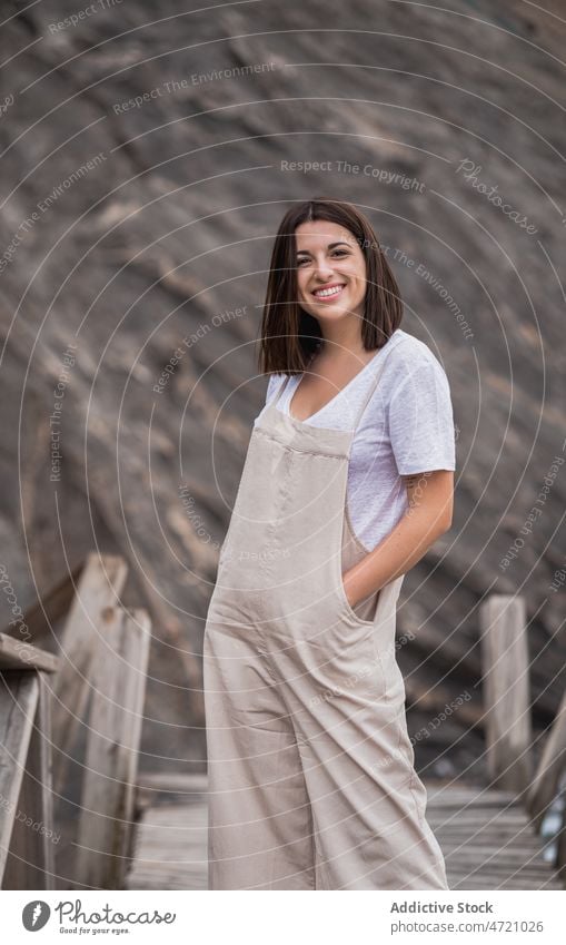 Lächelnde Frau steht auf einer Treppe in der Natur Berge u. Gebirge Vorschein Zeitvertreib Freizeit feminin Erholung charmant Berghang Sommer gesamt positiv