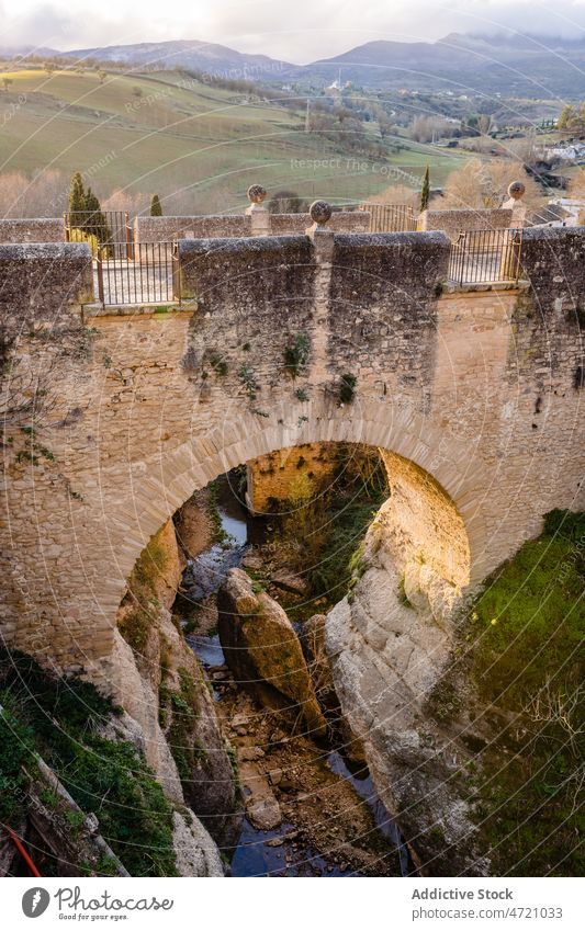 Alte Steinbrücke über den Fluss in der Stadt Brücke Architektur Erbe Berge u. Gebirge malerisch gewölbt Steg Landschaft Sightseeing Tal Sonnenuntergang felsig