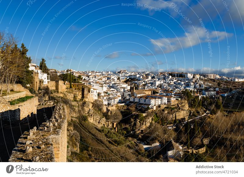 Altstadt mit weißen Häusern und Steinruinen bei Sonnenuntergang Stadt Haus Festung Architektur Sightseeing antik historisch Erbe Tourismus Landschaft