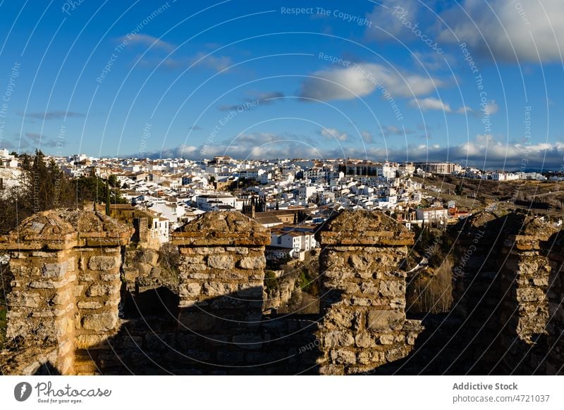 Altstadt mit weißen Häusern und Steinruinen bei Sonnenuntergang Stadt Haus Festung Architektur Sightseeing antik historisch Erbe Tourismus Landschaft