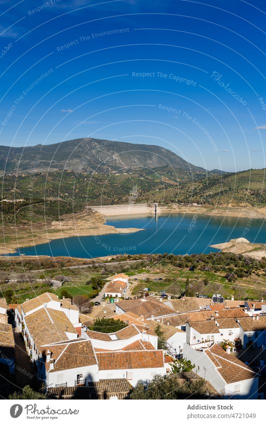 Kleine Stadt mit weißen Häusern am Meer an einem sonnigen Tag MEER Haus Landschaft Strand Natur Berge u. Gebirge Wohnsiedlung Meeresufer Ambitus Küstenlinie