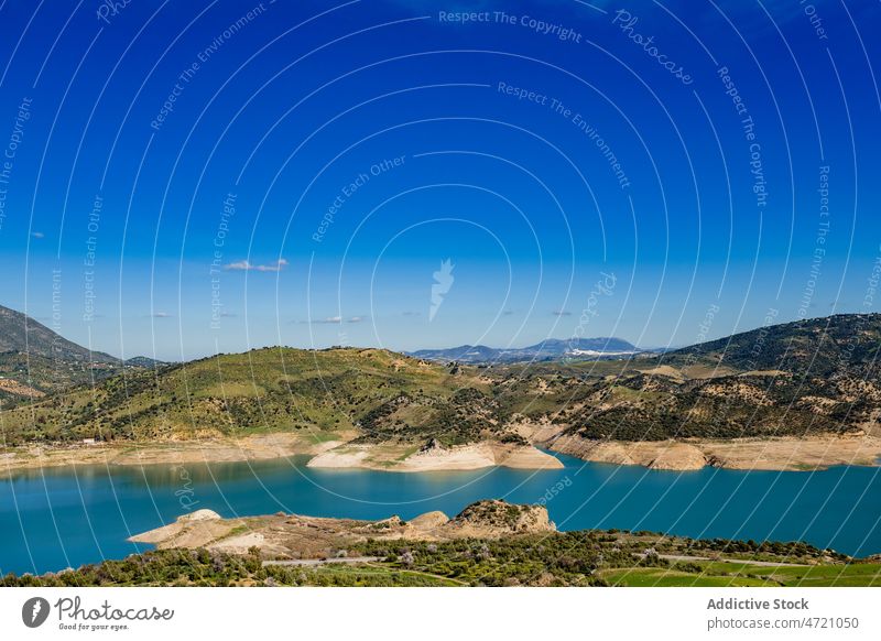 Malerische Landschaft mit einem von Bergen umgebenen See in Spanien Berge u. Gebirge Natur Tal Wald malerisch Seeufer Straße Kamm Windstille atemberaubend