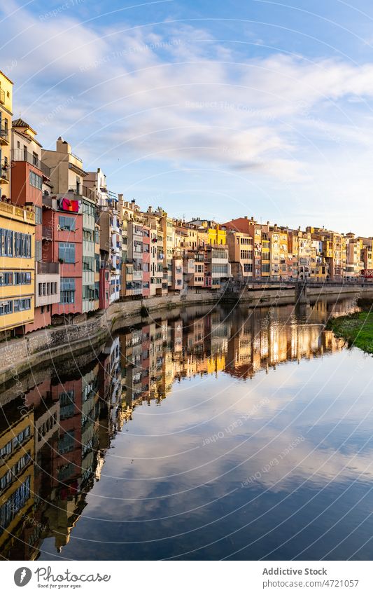 Ruhiger Kanal im alten Stadtviertel mit alten Gebäuden Großstadt Fassade Stadtbild Haus Küste Außenseite Ufer wohnbedingt Viertel Revier Wohnsiedlung Anwesen