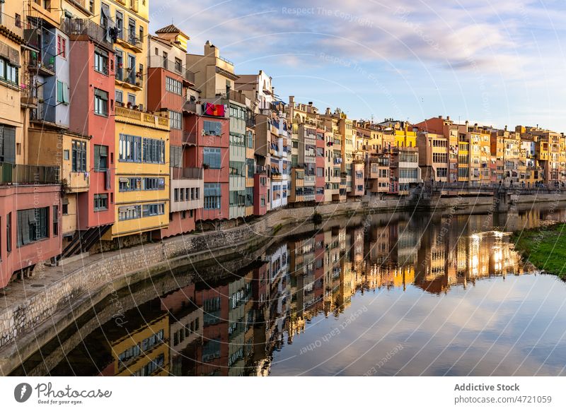 Ruhiger Kanal im alten Stadtviertel mit alten Gebäuden Großstadt Fassade Stadtbild Haus Küste Außenseite Ufer wohnbedingt Viertel Revier Wohnsiedlung Anwesen