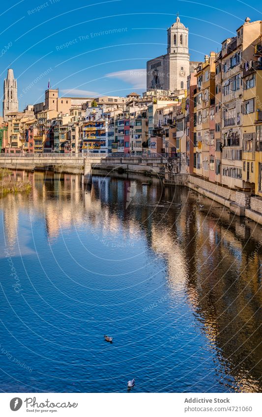 Ruhiger Kanal im alten Stadtviertel mit alten Gebäuden Großstadt Fassade Stadtbild Haus Küste Außenseite Ufer wohnbedingt Viertel Revier Wohnsiedlung Anwesen