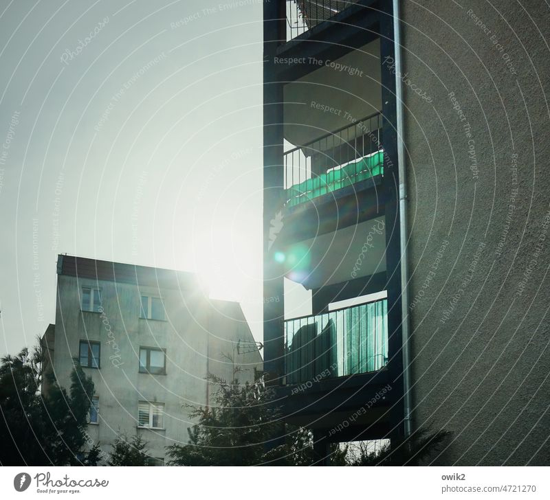 Balkonlicht Wohnblock Gebäude Haus Häusliches Leben Beton Polen Osteuropa Kleinstadt Stadtzentrum Wolkenloser Himmel Fenster eckig groß hoch leuchten glänzend