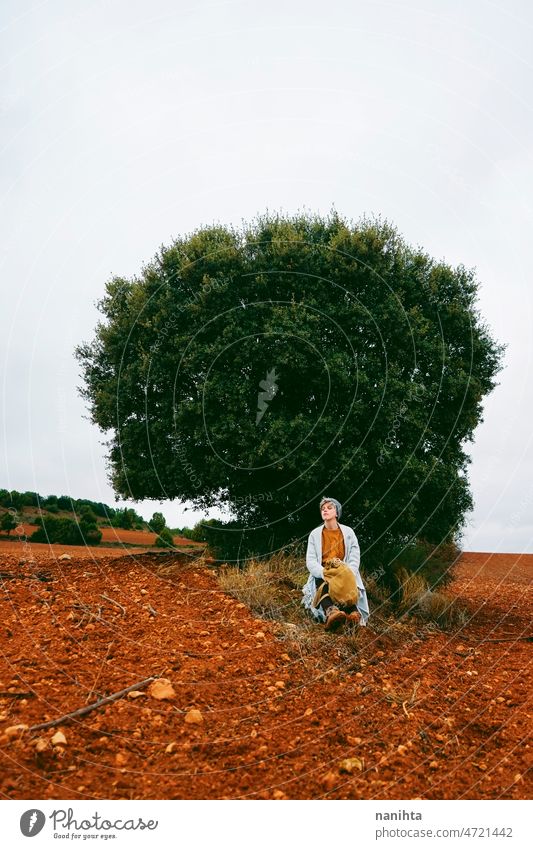 Mittelalterliche Frau allein in der Natur an einem kalten Herbsttag im Freien Abenteuer Fernweh Kurze Haare Wolle warme Kleidung Lifestyle Stil Leben erkunden