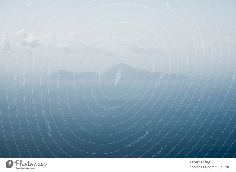 Die Insel Capri im Nebel Italien Kampanien Meer Golf von Neapel Wolken Horizont Landschaft Natur Wasser blau Berg steil Weite unklar Küste Himmel