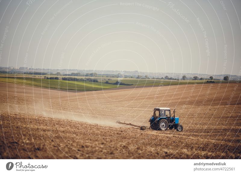 Landwirtschaftliche Nutzung Traktor Pflügen Land Feld. Bebautes Feld. Landwirtschaft, Ackerbau, Viehzucht, Traktor auf dem Bauernhof, moderne landwirtschaftliche Transportmittel, Landwirt arbeitet auf dem Feld