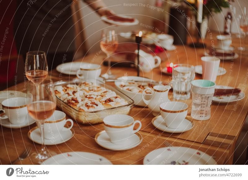 Geburtstagskuchen mit Geburstagskerzen in Backform Geburtstagsfeier Kuchen backen gebacken Form Auflaufform Feier Kaffeetrinken Freude Kaffeetisch Tisch süß