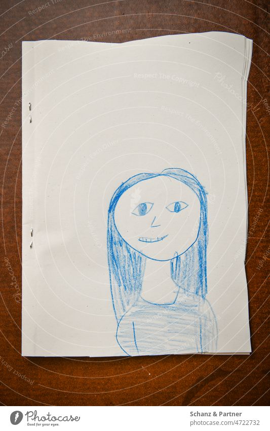 Kinderzeichnung von einer Frau mit langen Haaren mit blauem Buntstift malen zeichnen naiv Portrait Mama Schwester Papier Zeichnung Lächeln Lachen lange Haare