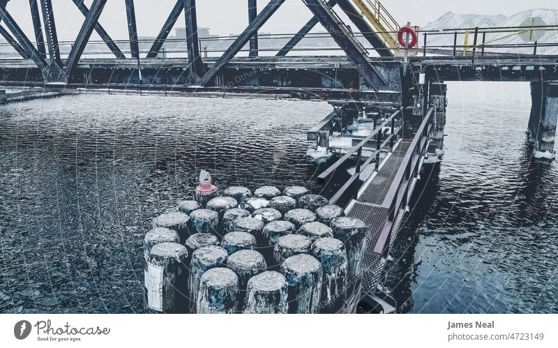 Schneefall in der frühen Morgendämmerung an der alten historischen Drehbrücke mit ausladendem Steg Bahn pendeln Schiene Reling Brücke Wasser Frost Tag Ständer