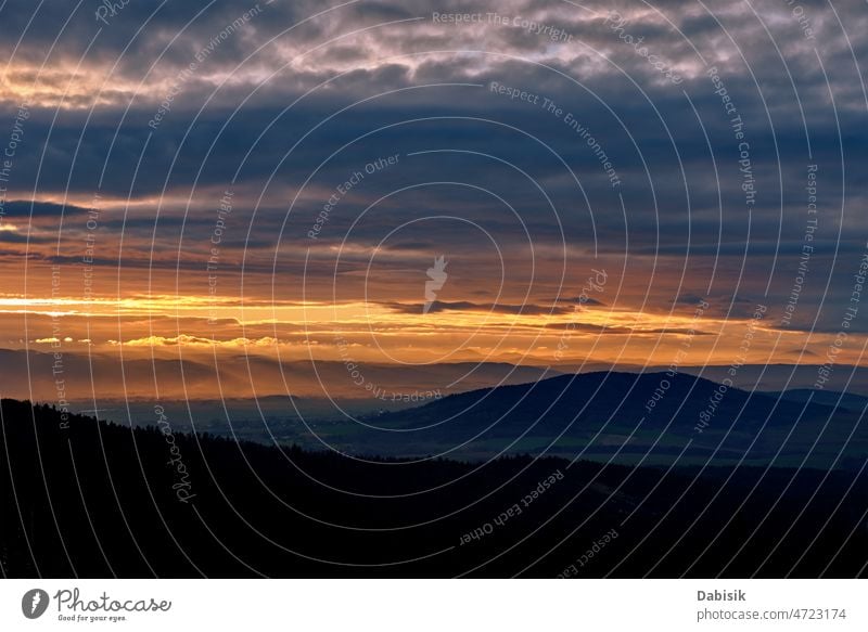 Sonnenuntergang dramatischen Himmel über Berge Form Stimmung Wald Landschaft Wolken Berge u. Gebirge Herbst Abend Horizont Hügel Wiese Sonnenaufgang Morgen