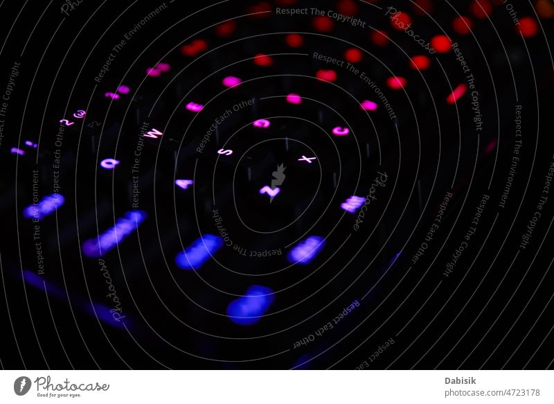 Gaming-Tastatur in RGB auf dunklem Hintergrund Keyboard Licht Spiel Spieler Schaltfläche Nacht dunkel pc Computer mechanisch Typ Spielen online Dienst schwarz