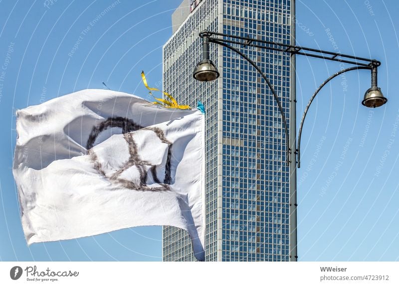 Auf einer weißen Fahne prangt ein Peace-Zeichen auf der Demonstration in Berlin Flagge Symbol Frieden Friedensdemo Himmel Hoffnung Forderung Kundgebung