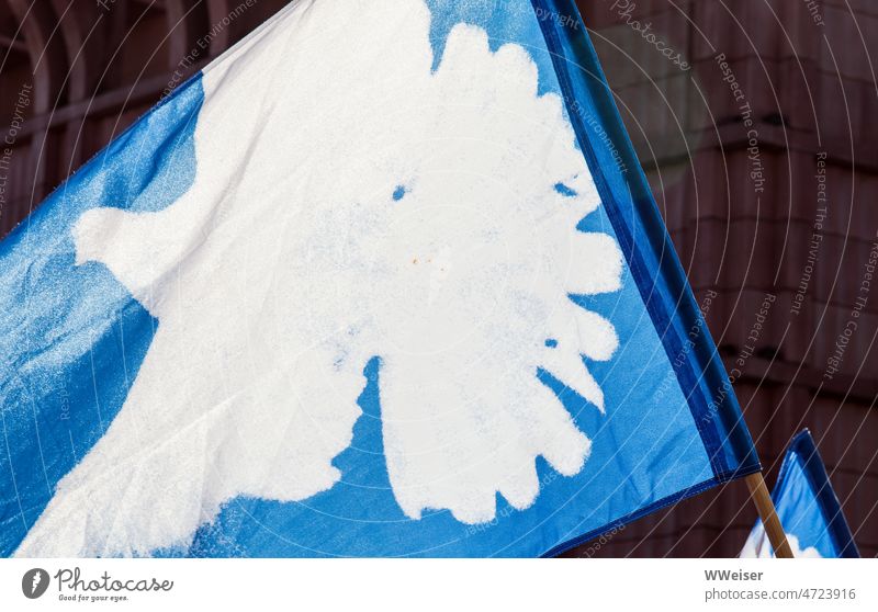 Demostration für Frieden. Friedenstaube auf einer Flagge vor dunklem Hintergrund Fahne Symbol Kundgebung Krieg Ukraine Berlin demonstrieren Partei Zeichen