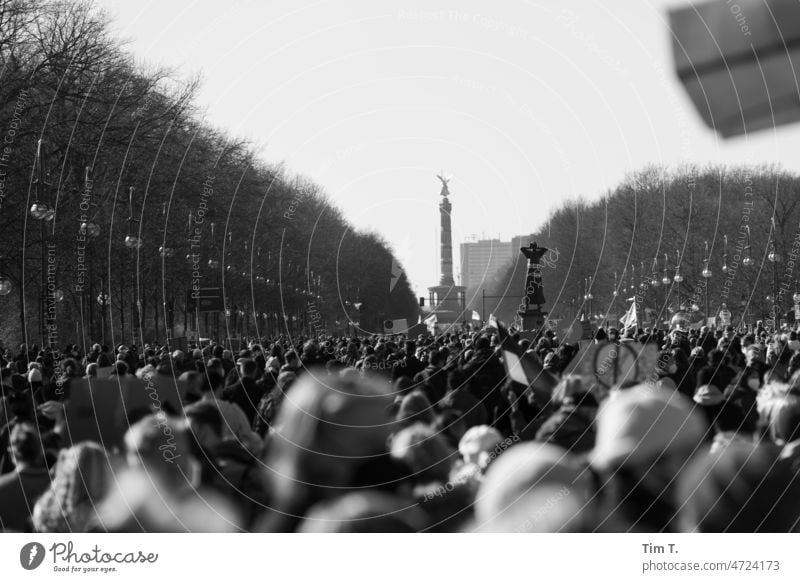 eine Demo gegen Krieg . Im Hintergrund die Siegessäule Berlin großer stern Tiergarten Winter s/w bnw Demonstration Hauptstadt Denkmal Goldelse Deutschland