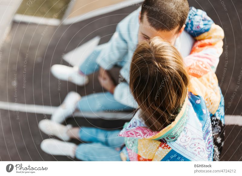 Sitzen, Schilder, Boden, Skatepark, Freund, Freundin, Asphalt, asphaltiert, jung, Paar, glücklich, Erwachsener, Zuneigung, liebevoll, Freizeitkleidung, Kleidung, Datum, Dating, Vergnügen, modisch, weiblich, Spaß, Mädchen, Glück, Freude, Lebensstil, Liebe, Liebe...