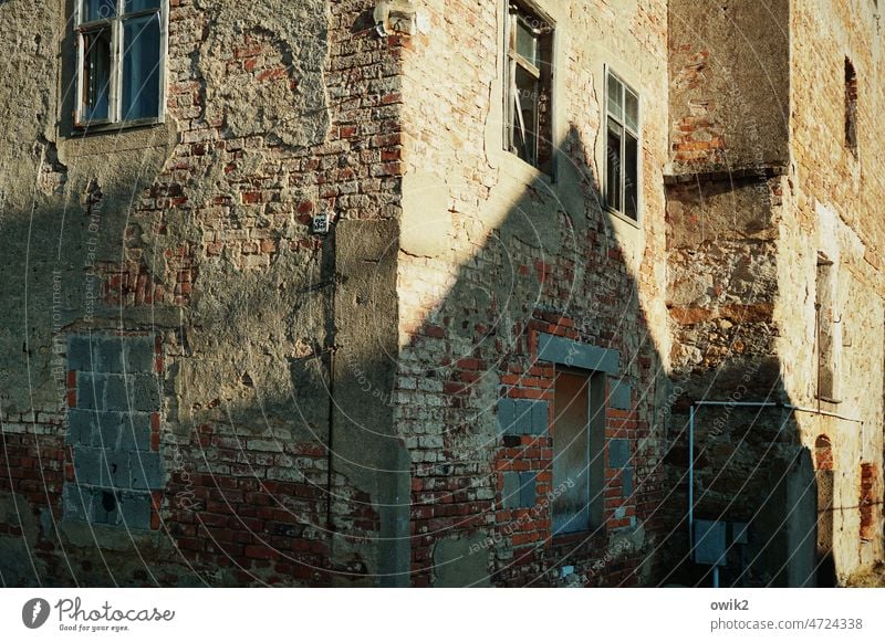 Dachschatten Ruine Unbewohnt lost places porös Stein Abriss schäbig gefährlich verlassen abbröckelnder Putz Leerstand Putzfassade Patina Baustelle baufällig