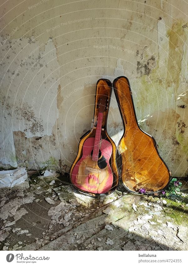 Verfall einer Gitarre lost places alt kaputt Vergänglichkeit verfallen Wandel & Veränderung Zahn der Zeit Endzeitstimmung Ruine Architektur Zerstörung